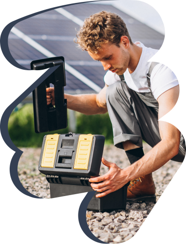 Photo d'un électricien travaillant sur un toit