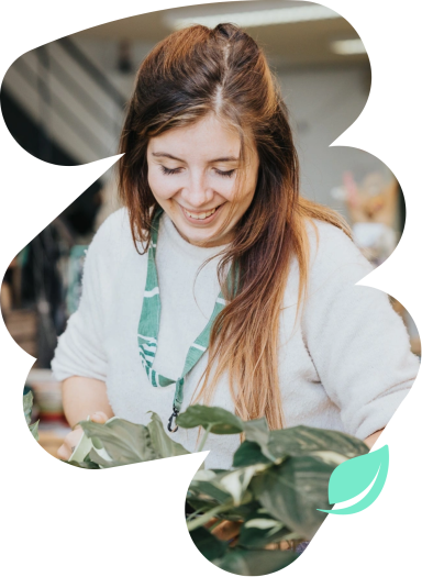 Photo d'une femme contente de faire son travail