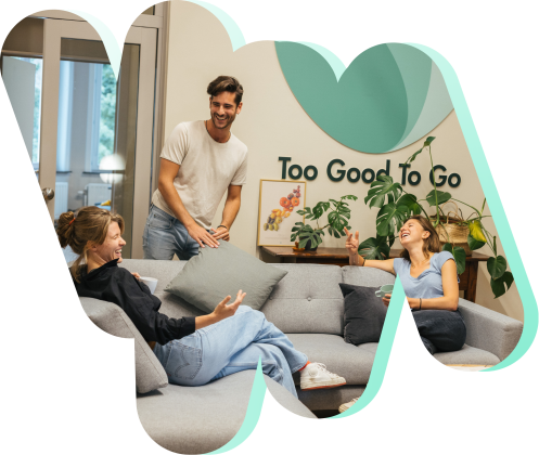 Photo de personnes qui rigolent ensemble et on voit un logo de la marque TooGoodToGo