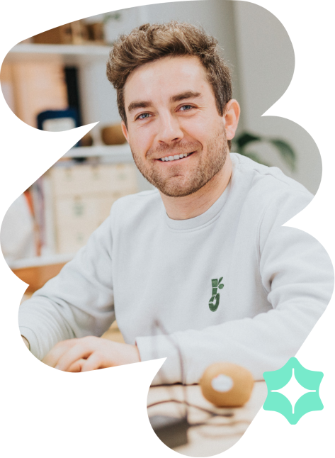 Photo d'une personne heureuse de travailler